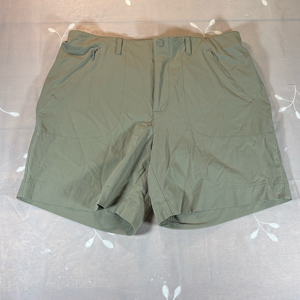FIG Clothing Woman Green Olive Hiking Short Size 8 High and Elastic Waist